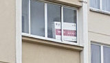 Жителя Мінська затримали за червоно-білу коробку від телевізора на балконі. ФОТО