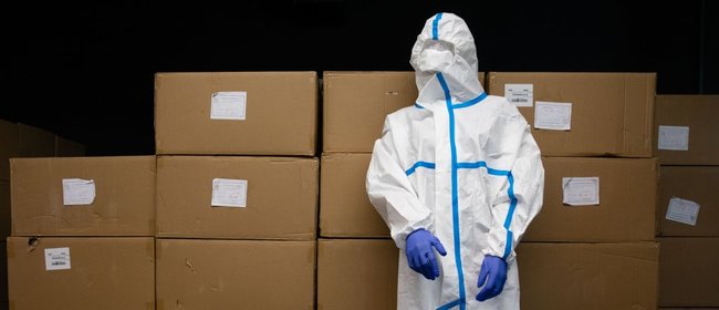 Порошенко передал в больницы Украины 20 тыс. защитных костюмов 01