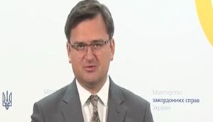 Кулеба перервав брифінг через дзвінок Зеленського: "Мені тут президент телефонує, можна на паузу поставити". ВIДЕО