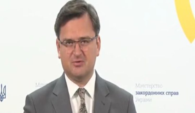 Кулеба перервав брифінг через дзвінок Зеленського: "Мені тут президент телефонує, можна на паузу поставити". ВIДЕО