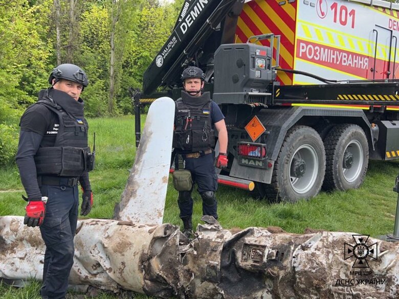 Kyiv resident finds Russian X-55 cruise missile in his garden - SES 02