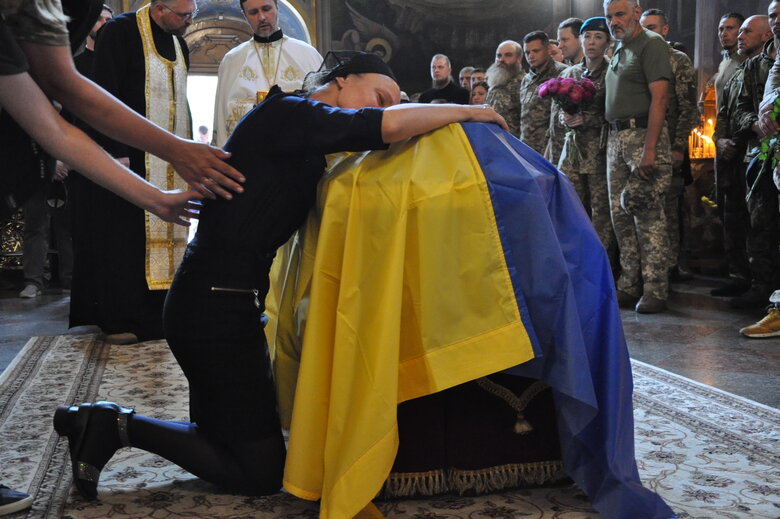 Із загиблим в бою з окупантами воїном Романом Барвінком (Скрипалем) попрощалися в Києві 65