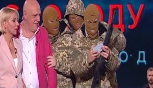 "Люди попрятались. Они не поняли, что это шутка": "Прямой" показал постановочный "захват" телеканала, не предупредив гостей в студии. ВИДЕО