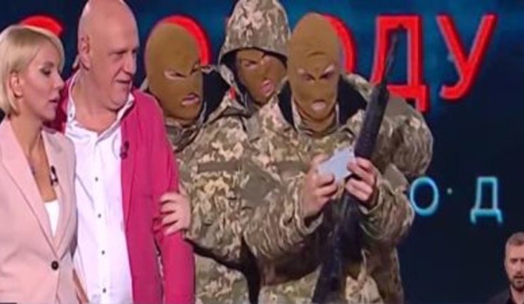"Люди попрятались. Они не поняли, что это шутка": "Прямой" показал постановочный "захват" телеканала, не предупредив гостей в студии. ВИДЕО