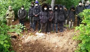 Одиннадцать нелегальных мигрантов из Вьетнама и Шри-Ланки задержаны в лесу на Закарпатье, - Госпогранслужба. ФОТО