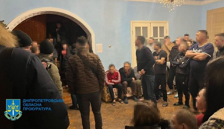 Четверо мужчин из Днепра удерживали в трудовом рабстве 50 человек. ФОТОрепортаж