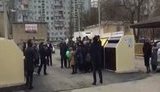 "Жаль цветов нет, чтобы возложить", - в центре российской Махачкалы торжественно открыли мусорку. ВИДЕО