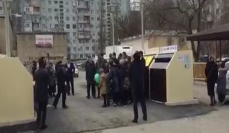 "Жаль цветов нет, чтобы возложить", - в центре российской Махачкалы торжественно открыли мусорку. ВИДЕО