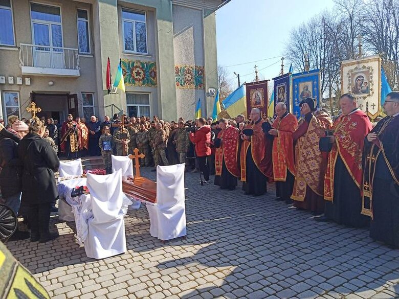 Позицію втримали. Вижили 8 побратимів. Решта загинули, серед них і мій тато, - донька про останній бій українського рекордсмена під Бахмутом 05