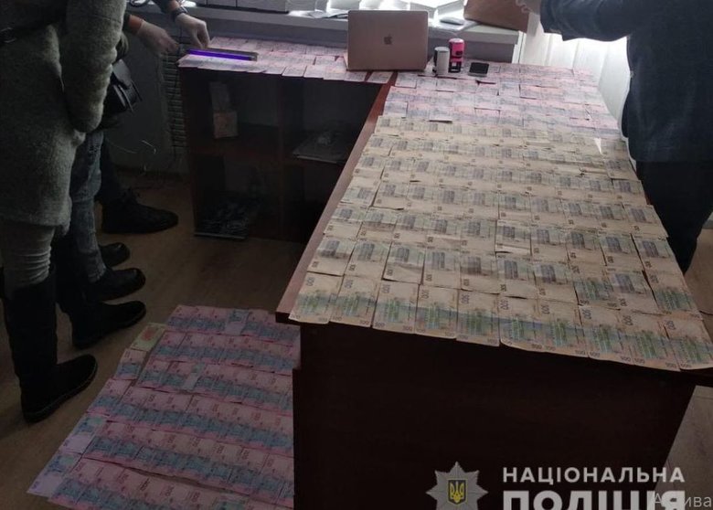 За підозрою в отриманні відкатів затримано голову тендерного комітету медзакладу Запоріжжя, - Нацполіція 02