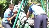 Оппозиционного журналиста посадили за решетку: Милиционеры силой надели наручники на корреспондента со сломанной ногой. ВИДЕО