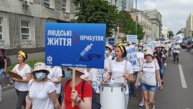 Патенти вбивають: у центрі Києва відбувся марш на підтримку вакцинації від COVID-19 13