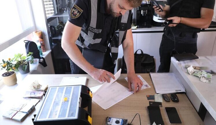 Нацполіція ліквідувала злочинну групу, яка підривала роботу ЗСУ: проведено понад 50 обшуків одночасно. ФОТОрепортаж