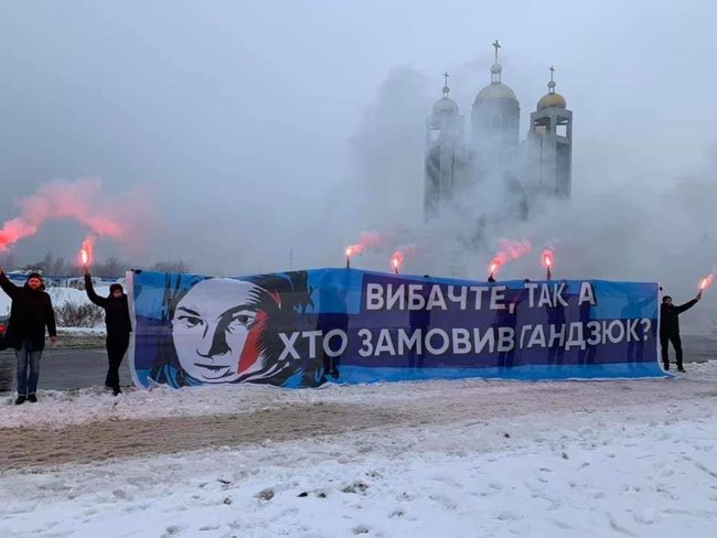 Хто замовив Гандзюк?: Активісти зустрічали банерами та фаєрами делегатів форуму Порошенка 01