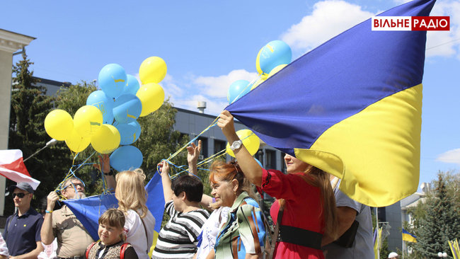 У небо над Донецьком запустили прапор України 04