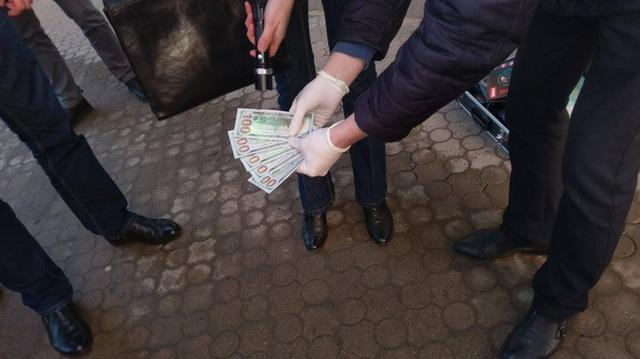 Співробітника поліції Львівщини затримано за вимагання 500 дол., - СБУ 02 Співробітника поліції Львівщини затримано за вимагання 500 дол., - СБУ 02