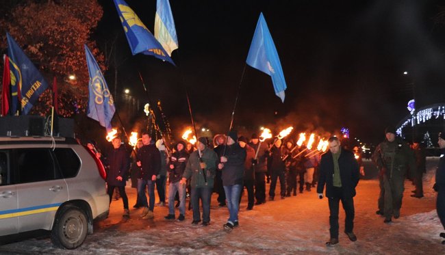 Смолоскипна хода памяті героїв Крут відбулася в Словянську 01