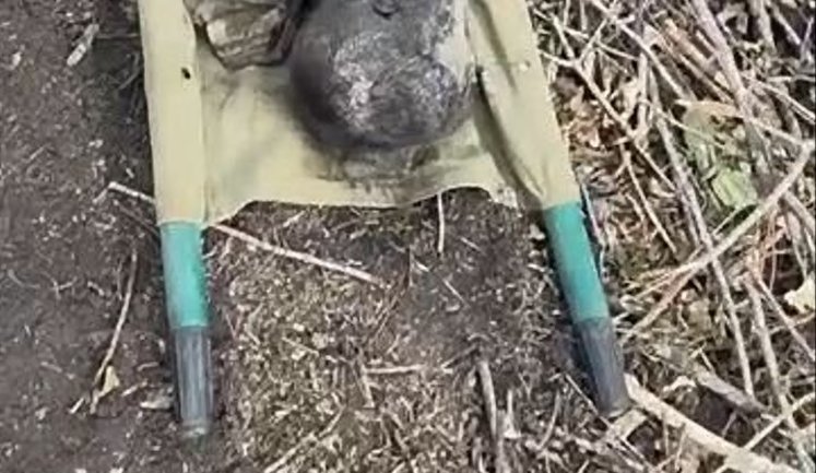 Рашист из эвакуационной группы жалуется на большое количество тел ликвидированных соратников: "Это п#здец. Таких здесь много". ВИДЕО
