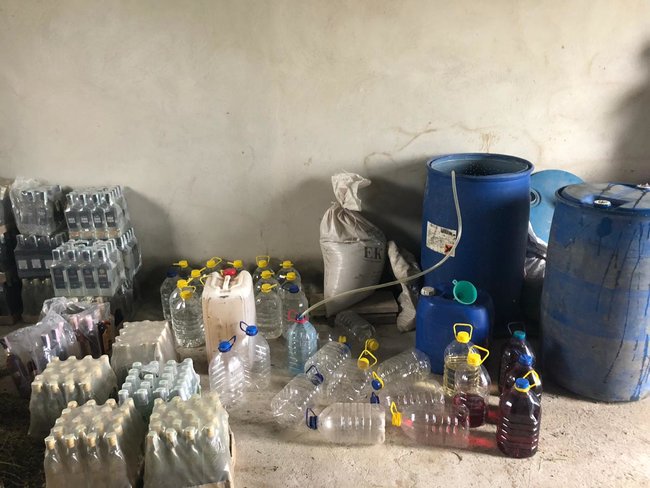 На Тернопільщині податківці ліквідували підпільне виробництво алкоголю і зупинили продаж фальсифікату 01