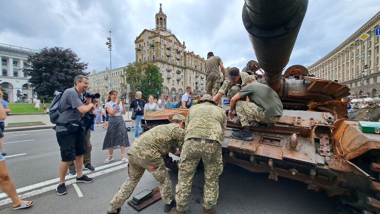 Трофейную российскую технику выставили на Хрещатике 15