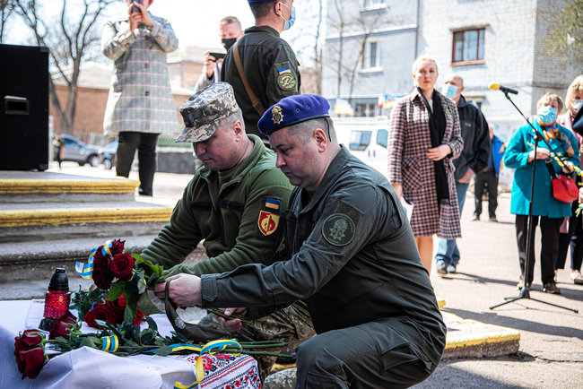 Меморіальну дошку загиблому на Донбасі морпіху 36-ї ОБрМП Олександру Швецю відкрили в Олександрії 23