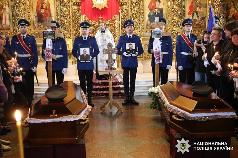 В Киеве провели в последний путь полицейских Дениса Будченко и Дмитрия Бондарчука