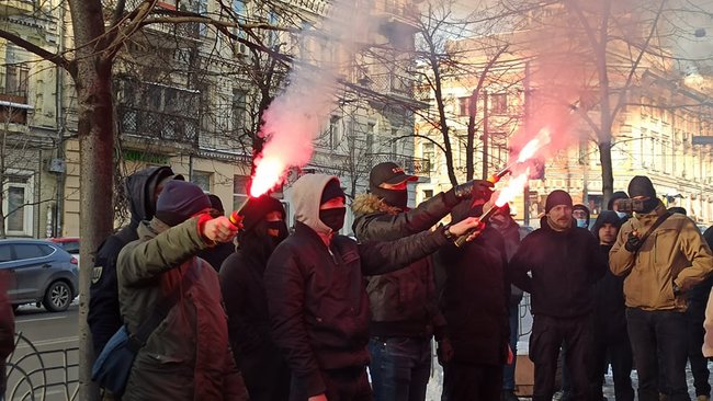 Что должен делать командир, если у него в подразделении такой черт?: под ГБР жгли файеры в поддержку арестованного комбата Лановенко 06