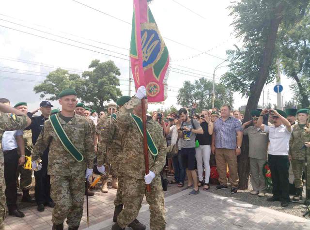 Памятник загиблим прикордонникам відкрили в Маріуполі 03