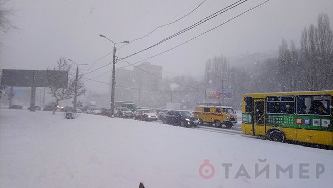 Одесу завалив сильний снігопад: рух у місті паралізовано 06