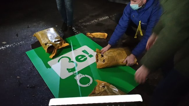 В Феофании, где лечится Зеленский, активисты провели акцию с фаерами и асфальтом 14 В Феофании, где лечится Зеленский, активисты провели акцию с фаерами и асфальтом 14