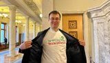 "Слуги народу" в день виступу Зеленського вбралися у футболки "За президента. Проти олігархів". ФОТО