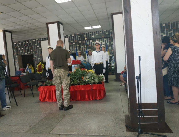 В Херсоне прощаются с погибшей при обстреле санитарного автомобиля на Донбассе Ириной Шевченко 09