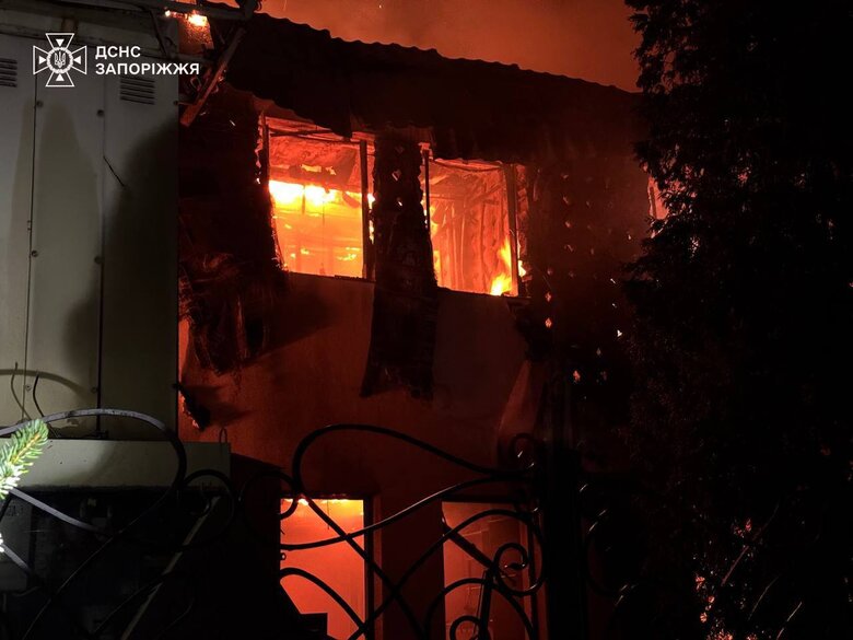 Внаслідок російських обстрілів в Запорізькому районі спалахнули пожежі