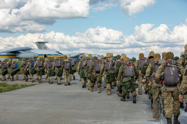 Airborne assault troops reservists ready to defend Ukraine at any time upon refresher training completion, - Poroshenko 01
