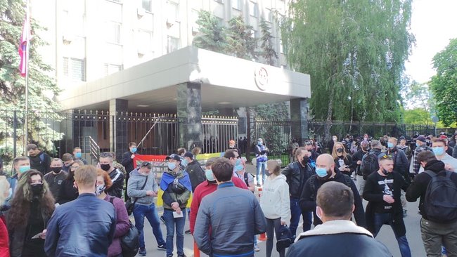 Под столичным СБУ проходит акция Руки прочь от Стерненко из-за вероятного объявления подозрения активисту 07