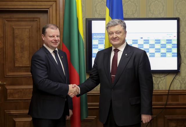 Порошенко провел встречу с премьером Литвы Сквернялисом 01