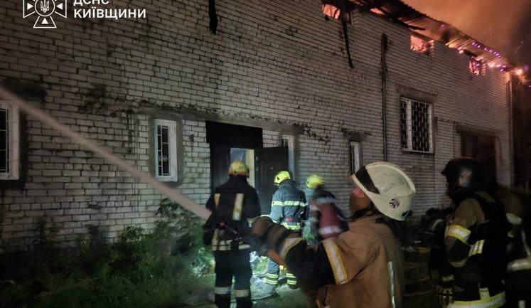 Атаки РФ по Киевщине: в двух районах возникли пожары. ФОТОрепортаж