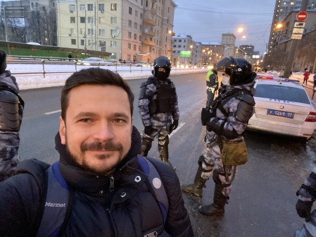ОМОН затримав Яшина під час акції протесту на підтримку Навального 01