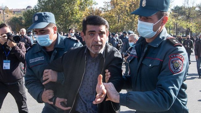 На митинге в Ереване задержаны десятки людей, требующих отставки Пашиняна 03 На митинге в Ереване задержаны десятки людей, требующих отставки Пашиняна 03