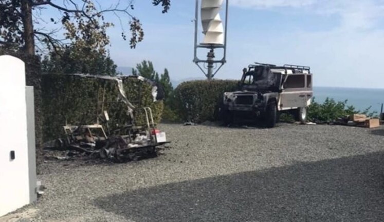 В оккупированном Крыму сожгли автомобили российского пропагандиста Киселева. ФОТОрепортаж