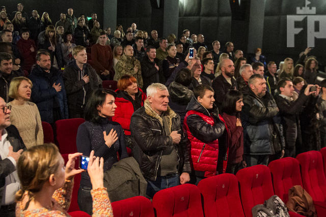 В Запорожье презентовали фильм Киборги: очередь за автографами, переполненный зал и гимн хором 13 В Запорожье презентовали фильм Киборги: очередь за автографами, переполненный зал и гимн хором 13