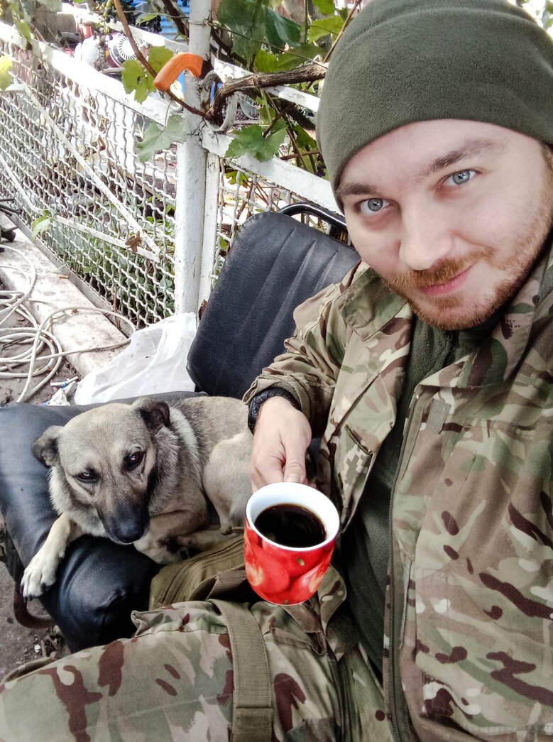 Кулеметник Шутнік з Азова Сергій Фіщук: Не було жодного дня, щоб не стріляли в нашому секторі. Якщо в інших бувають якісь дні затишшя, то в нас, якщо ворог не намагається просунутись, то просто гатить градами в поле чи річку 04