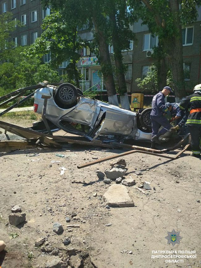 Автомобиль врезался в остановку в Днепре - погибла женщина 02
