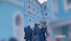 Российские оккупанты безжалостно бьют по святыням - в Донецкой области правоохранители эвакуировали монахов из скита Святогорской Лавры. ВИДЕО