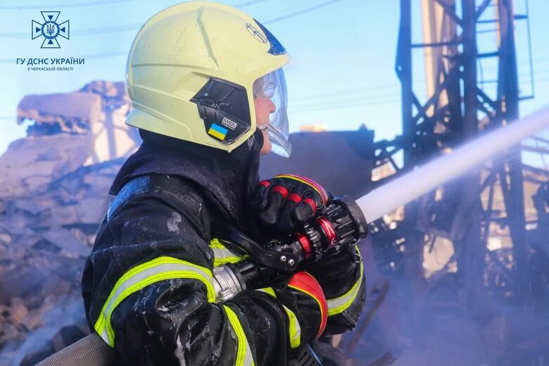Ліквідовано пожежу, спричинену ракетними ударами на Черкащині, - ДСНС 04