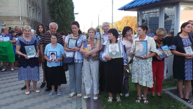 Ilovaisk tragedy anniversary: relatives of fallen servicemen picketing Russian embassy in Kyiv 10