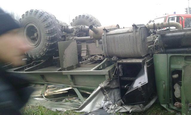 Военный грузовик перевернулся в Запорожье: погиб водитель 01