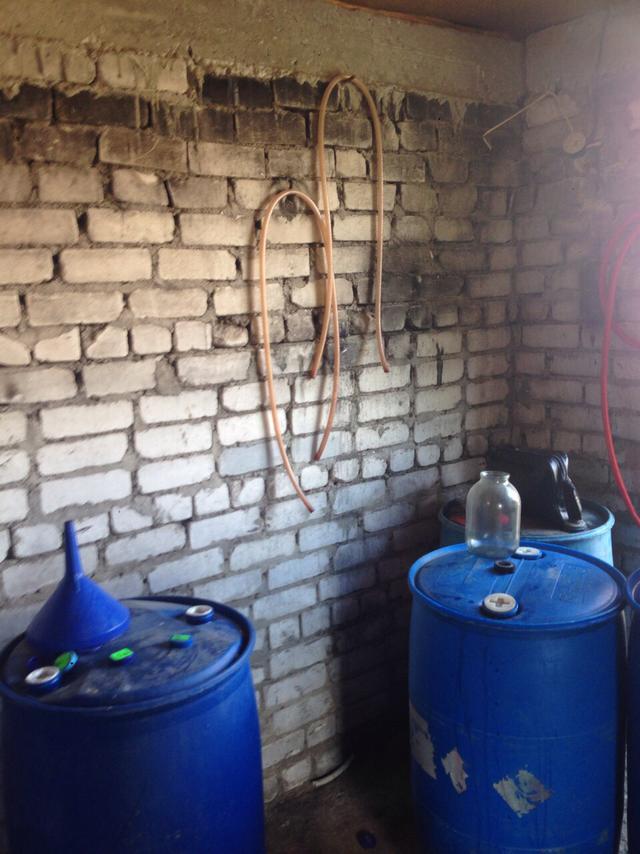 Податківці в Миколаївській області ліквідували цех із виготовлення фальсифікованих лікеро-горілчаних напоїв і зупинили незаконний продаж алкоголю в курортній зоні 05 Податківці в Миколаївській області ліквідували цех із виготовлення фальсифікованих лікеро-горілчаних напоїв і зупинили незаконний продаж алкоголю в курортній зоні 05