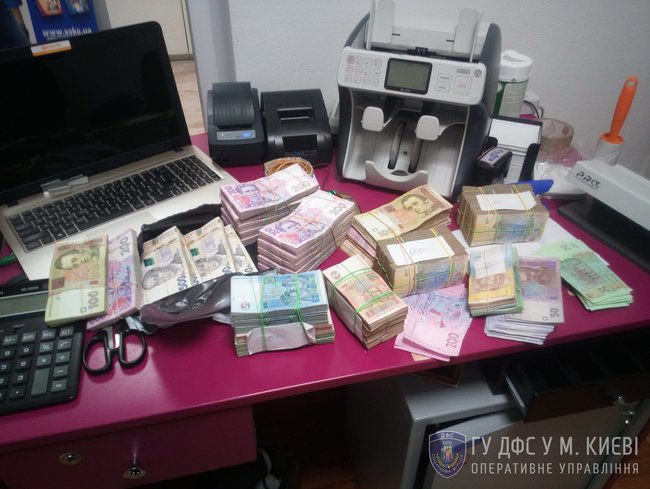 В інтернет-магазині, через який реалізовували техніку невідомого походження під виглядом відомих торгових марок, вилучено ТМЦ вартістю понад 24,4 млн грн і велику суму готівки 01