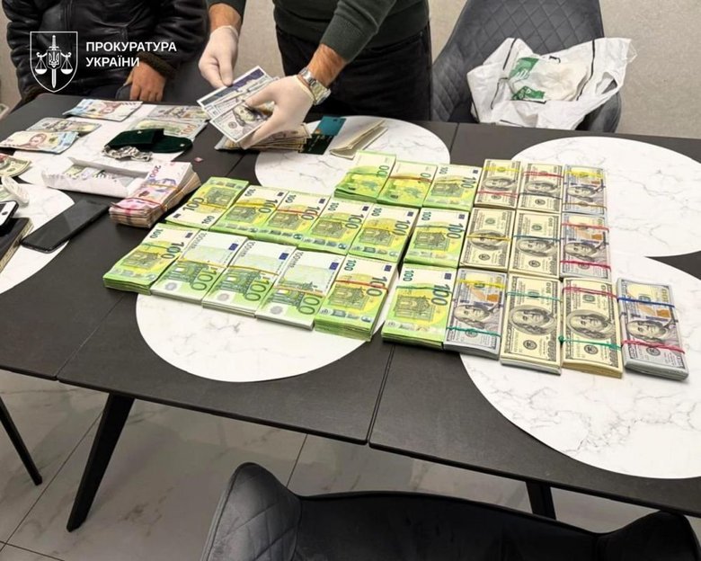 Полковники поліції створили озброєну банду та вибивали гроші